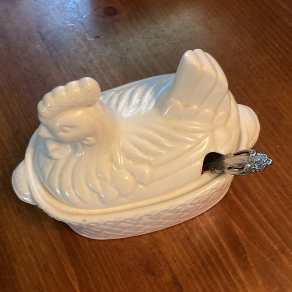 Hen  gravy bowl A place for a spoon goes in hole on side Bowl is 3 inches deep - Picture 2 of 6